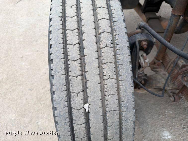 image for item DX5885 2000 Ford F750 truck cab and chassis