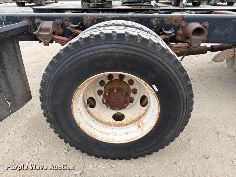 image for item DX5885 2000 Ford F750 truck cab and chassis