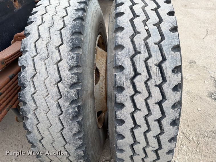 image for item DX5885 2000 Ford F750 truck cab and chassis