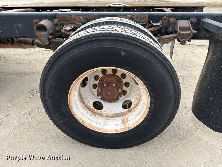 image for item DX5885 2000 Ford F750 truck cab and chassis