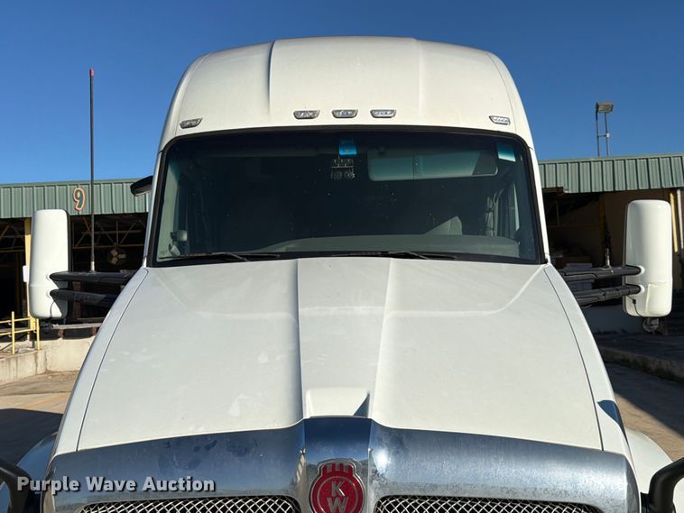 image for item DX5905 2018 Kenworth T680 semi truck