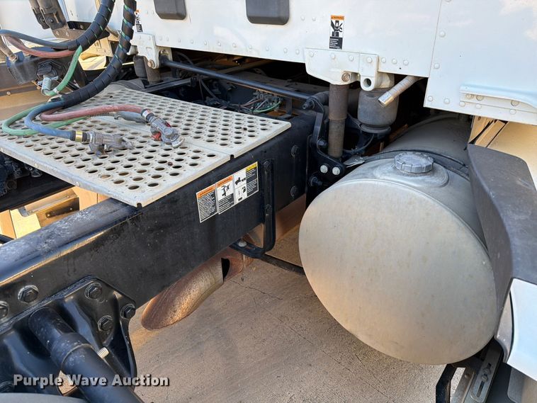 image for item DX5905 2018 Kenworth T680 semi truck