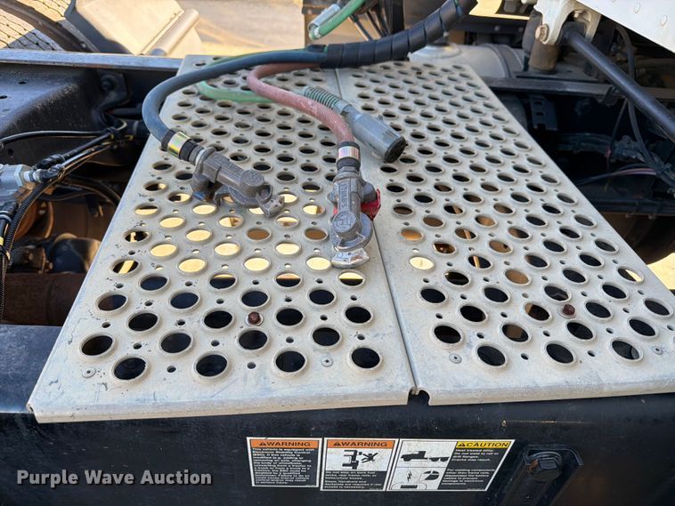 image for item DX5905 2018 Kenworth T680 semi truck