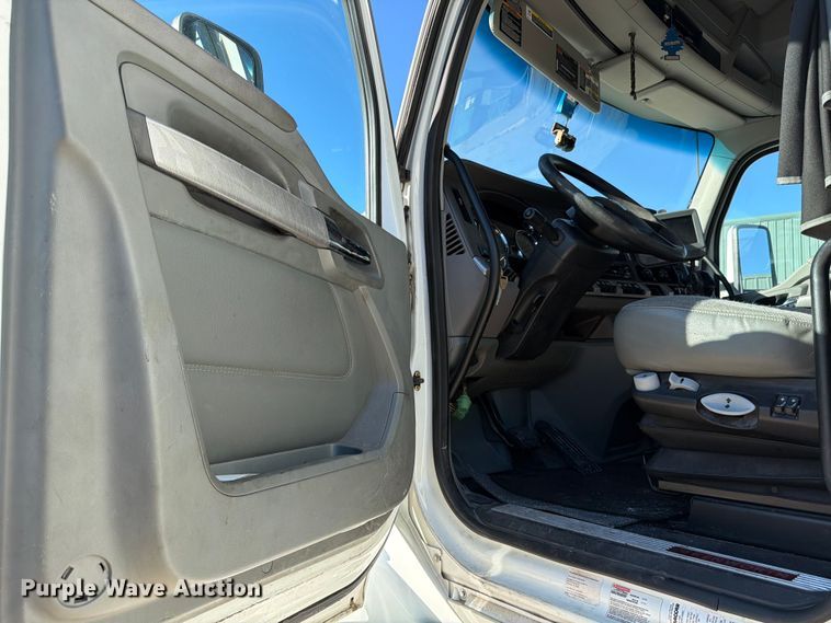 image for item DX5905 2018 Kenworth T680 semi truck