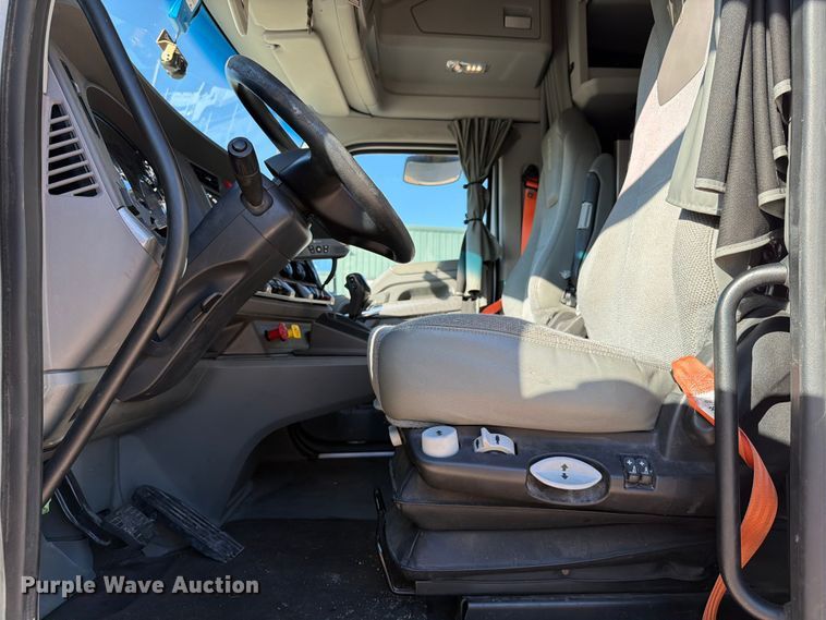 image for item DX5905 2018 Kenworth T680 semi truck