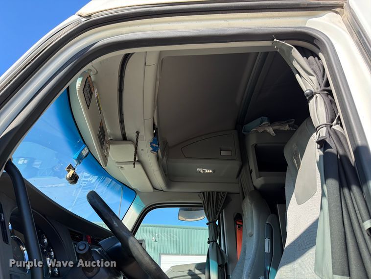 image for item DX5905 2018 Kenworth T680 semi truck