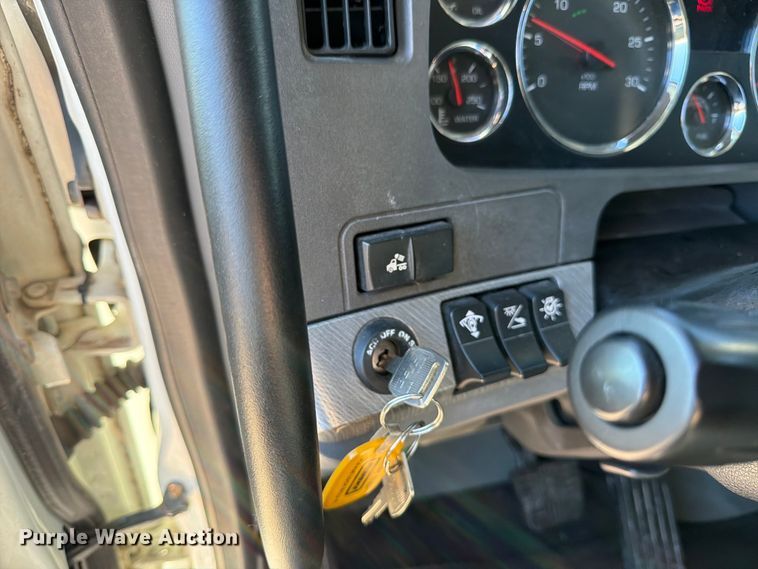 image for item DX5905 2018 Kenworth T680 semi truck