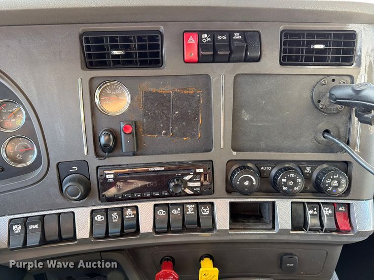 image for item DX5905 2018 Kenworth T680 semi truck