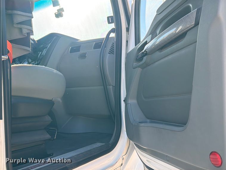 image for item DX5905 2018 Kenworth T680 semi truck