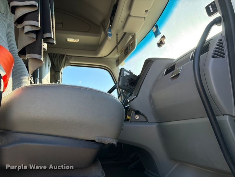 image for item DX5905 2018 Kenworth T680 semi truck