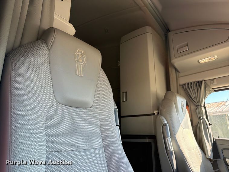 image for item DX5905 2018 Kenworth T680 semi truck