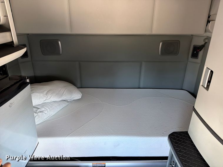 image for item DX5905 2018 Kenworth T680 semi truck