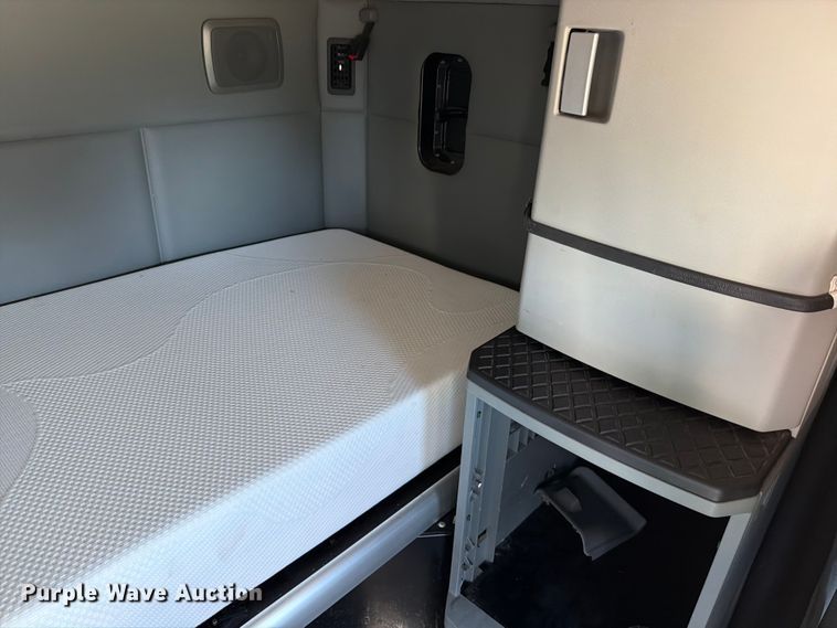 image for item DX5905 2018 Kenworth T680 semi truck