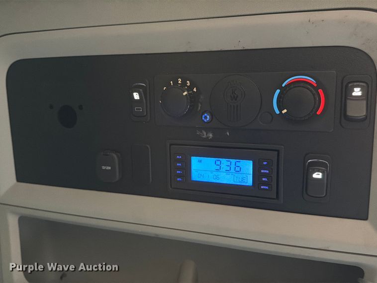 image for item DX5905 2018 Kenworth T680 semi truck