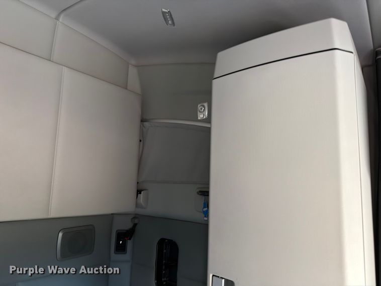 image for item DX5905 2018 Kenworth T680 semi truck