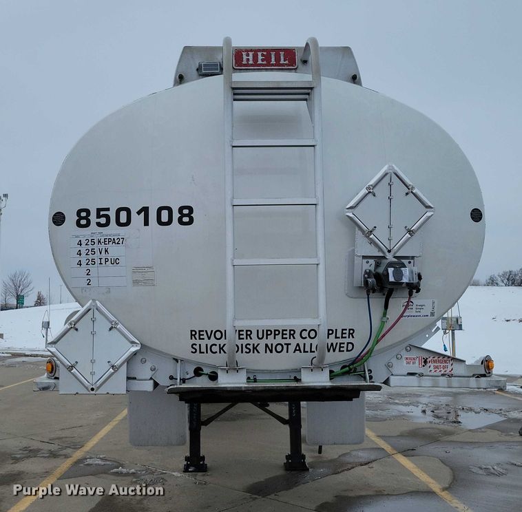 image for item EA2767 2009 Heil tank trailer