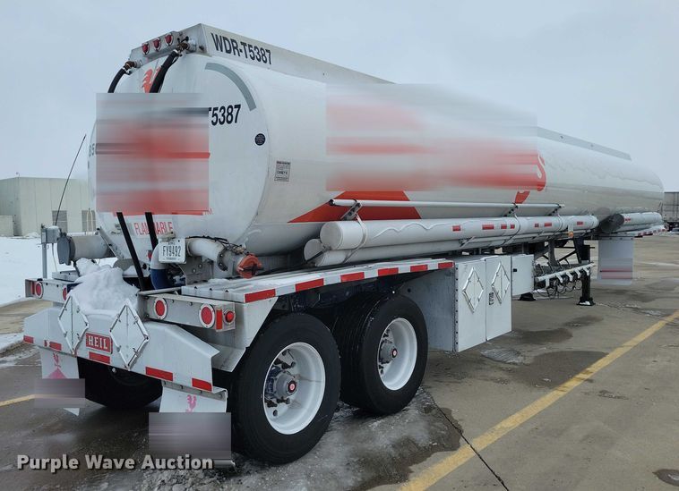 image for item EA2767 2009 Heil tank trailer