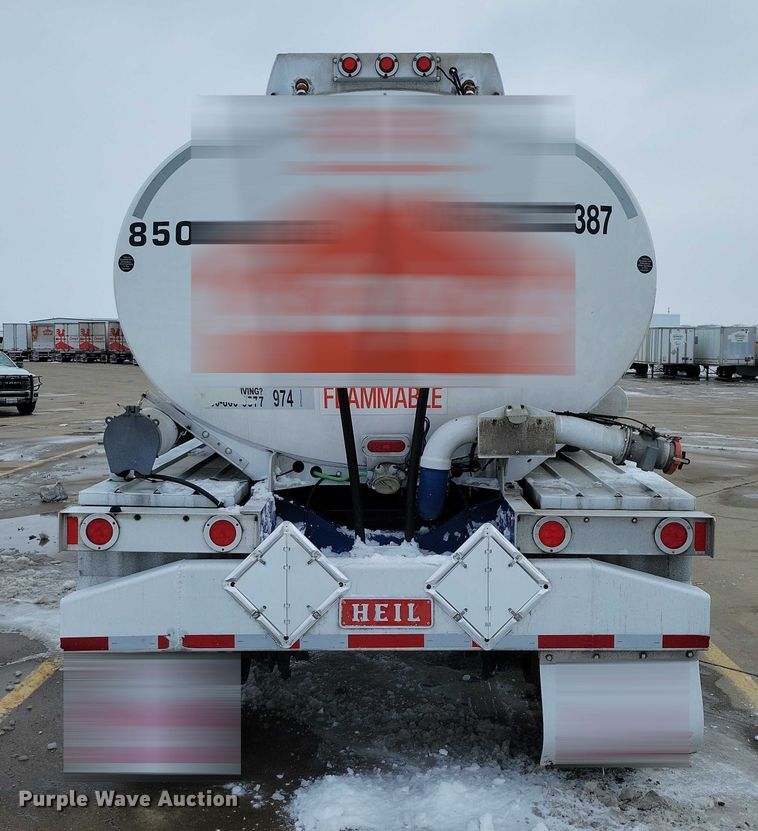 image for item EA2767 2009 Heil tank trailer