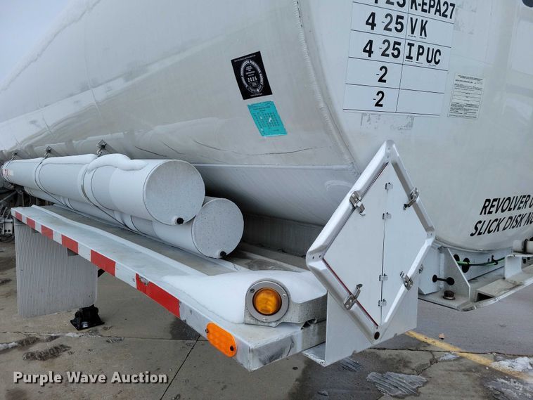 image for item EA2767 2009 Heil tank trailer