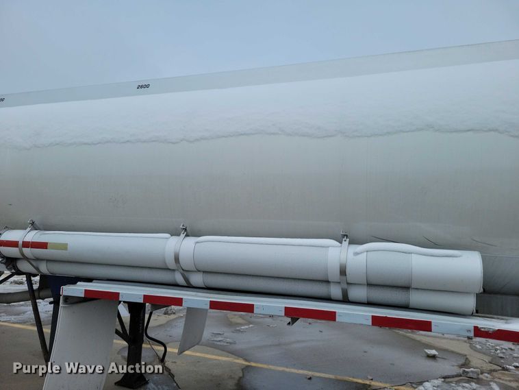 image for item EA2767 2009 Heil tank trailer