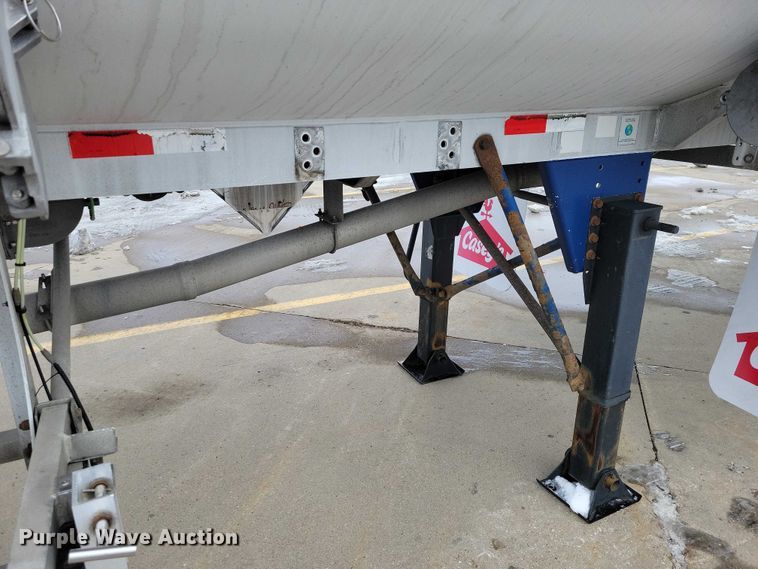 image for item EA2767 2009 Heil tank trailer