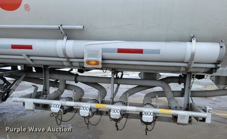 image for item EA2767 2009 Heil tank trailer