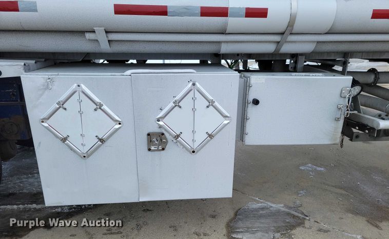 image for item EA2767 2009 Heil tank trailer