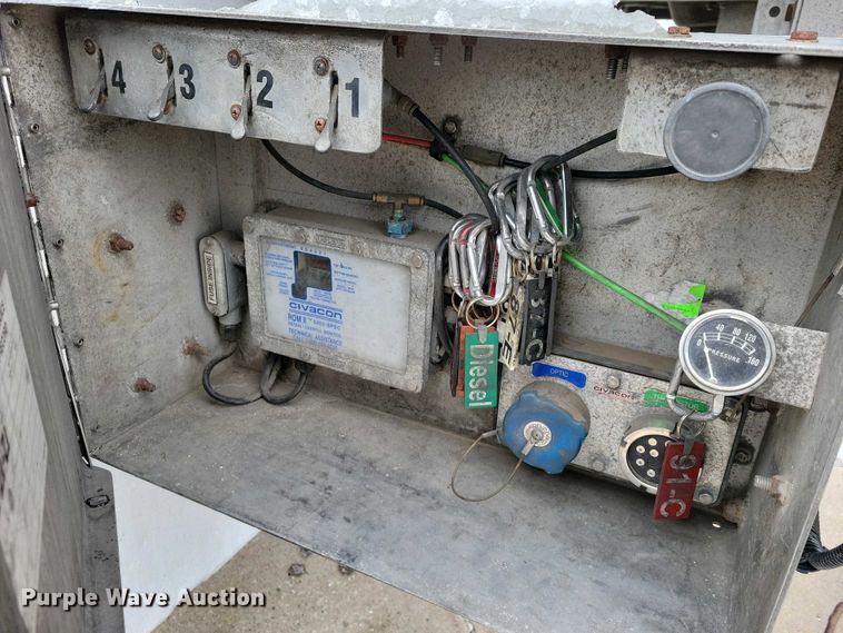 image for item EA2767 2009 Heil tank trailer