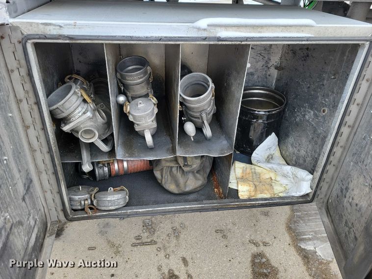 image for item EA2767 2009 Heil tank trailer