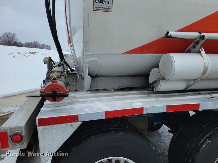 image for item EA2767 2009 Heil tank trailer