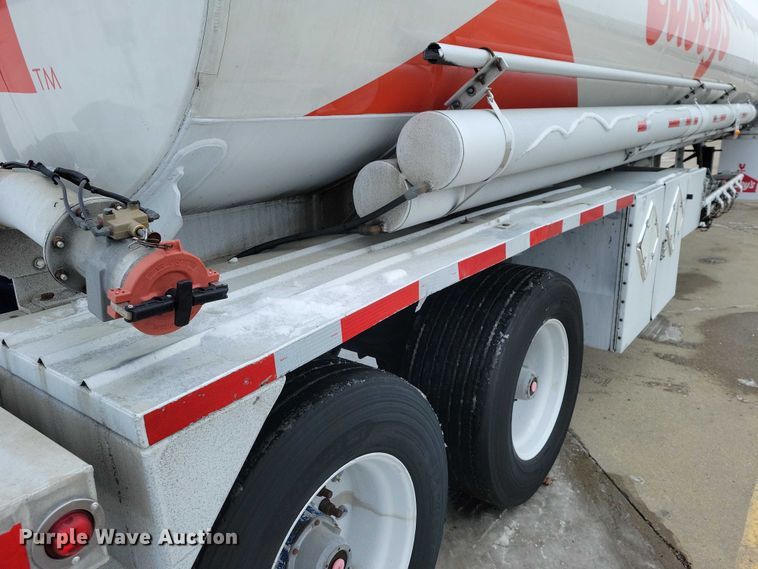image for item EA2767 2009 Heil tank trailer