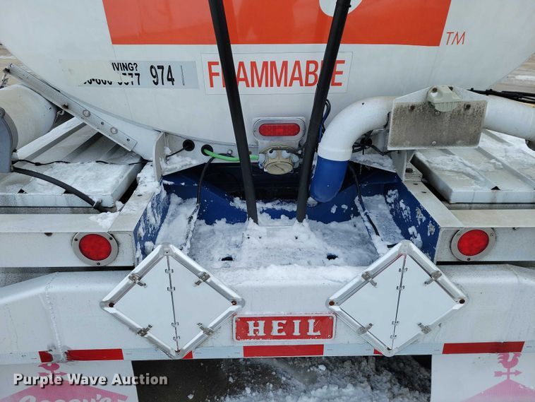 image for item EA2767 2009 Heil tank trailer