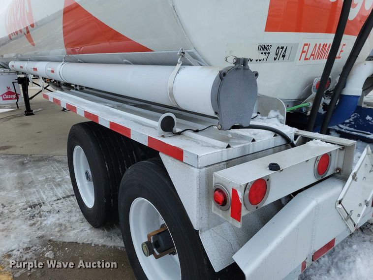 image for item EA2767 2009 Heil tank trailer