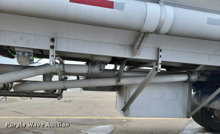 image for item EA2767 2009 Heil tank trailer