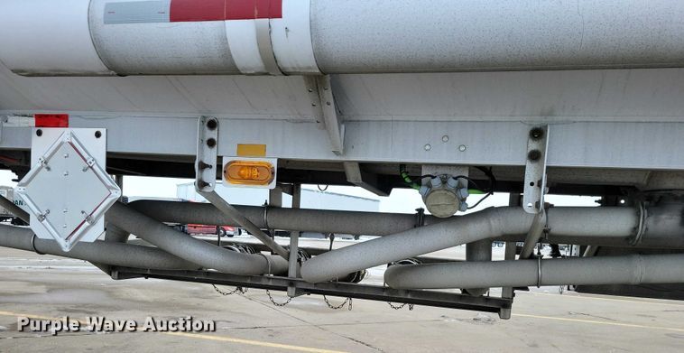 image for item EA2767 2009 Heil tank trailer