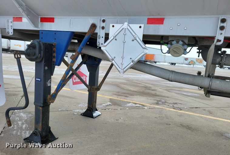 image for item EA2767 2009 Heil tank trailer