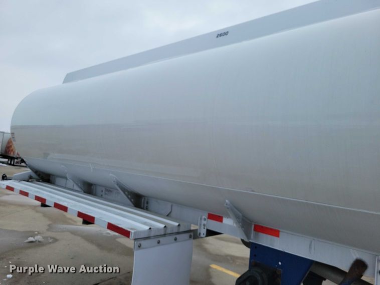 image for item EA2767 2009 Heil tank trailer