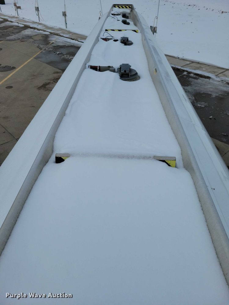 image for item EA2767 2009 Heil tank trailer