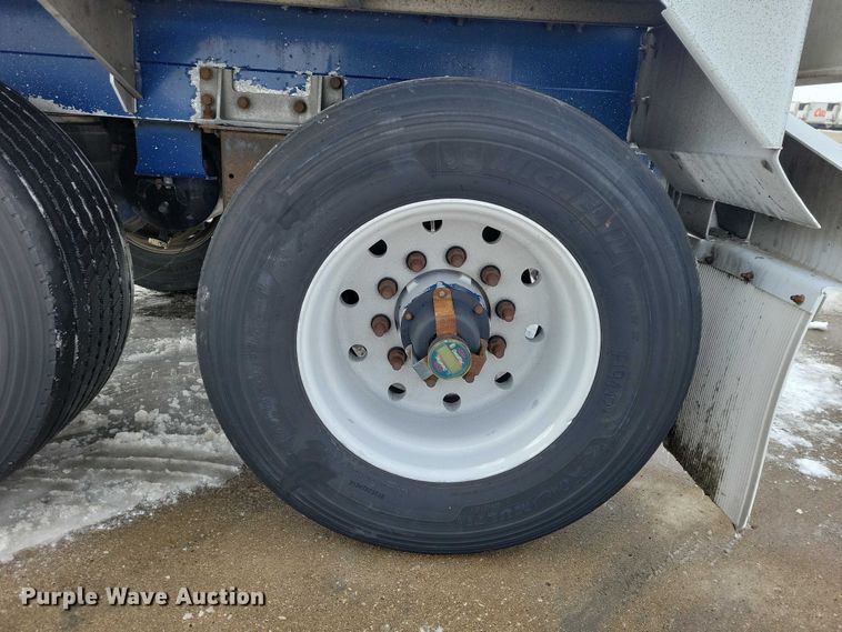 image for item EA2767 2009 Heil tank trailer