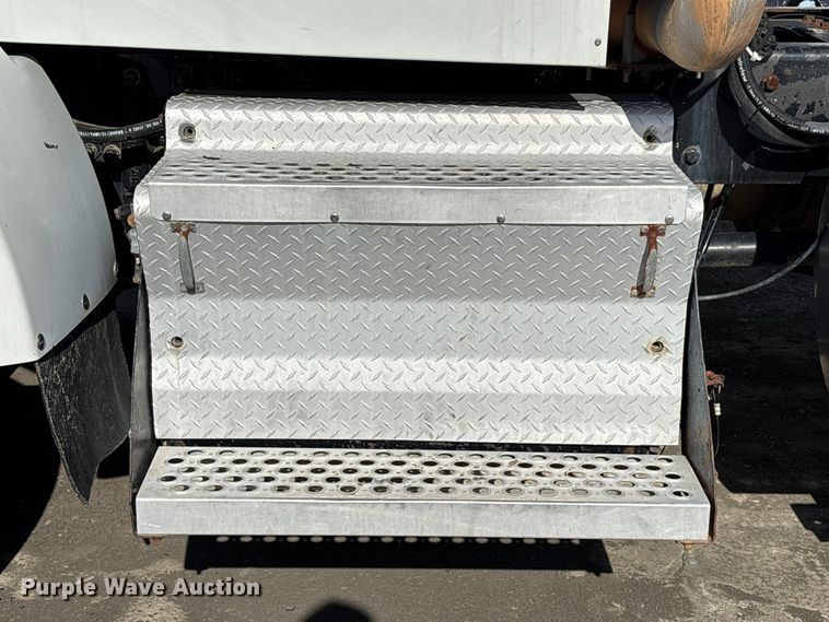 image for item EA7123 2008 Kenworth T800 semi truck