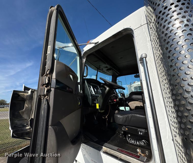 image for item EA7123 2008 Kenworth T800 semi truck