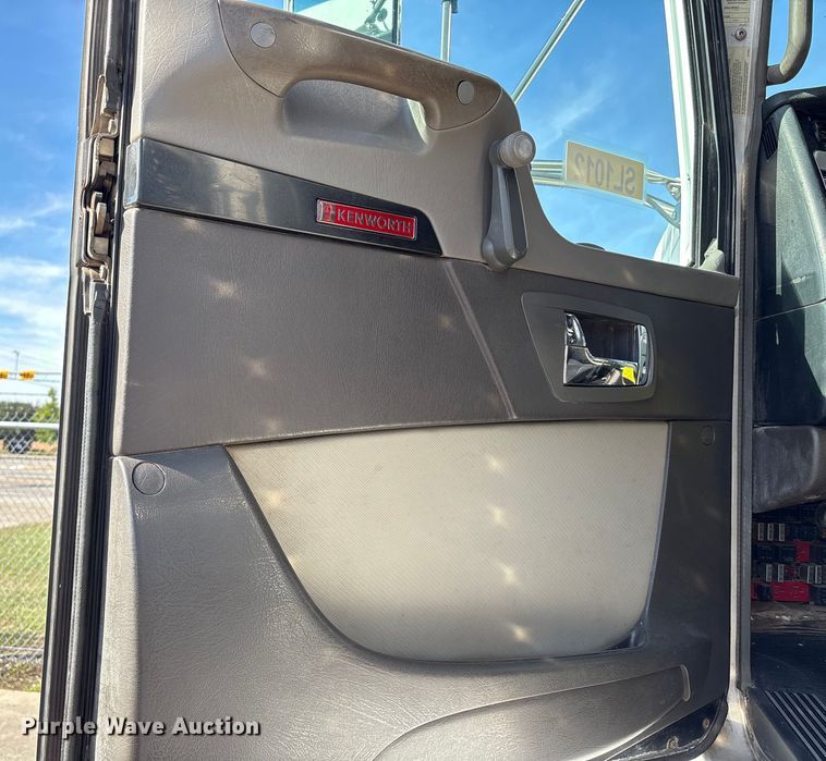 image for item EA7123 2008 Kenworth T800 semi truck