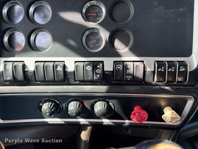 image for item EA7123 2008 Kenworth T800 semi truck