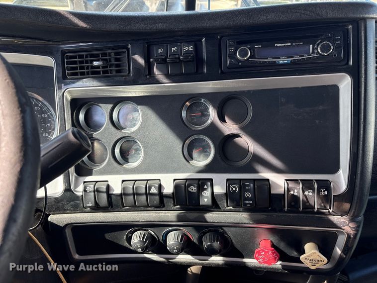 image for item EA7123 2008 Kenworth T800 semi truck