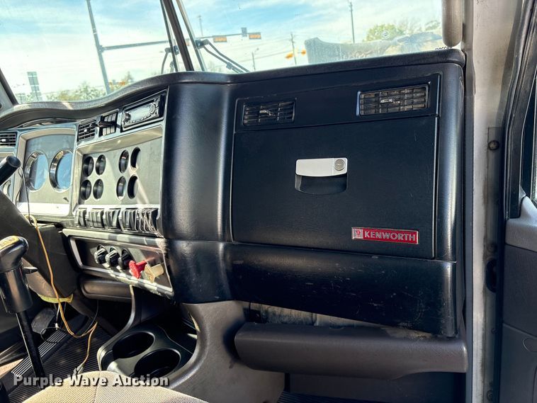 image for item EA7123 2008 Kenworth T800 semi truck