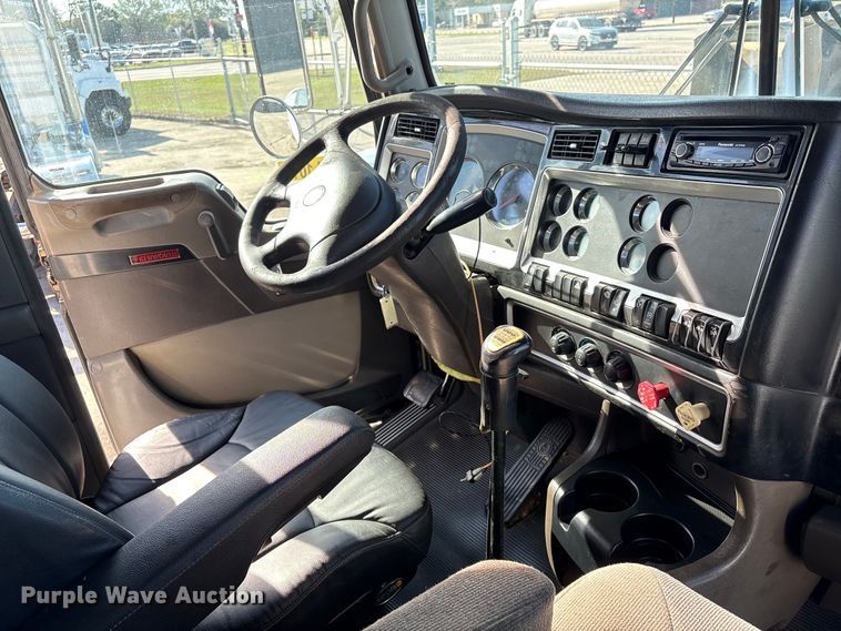 image for item EA7123 2008 Kenworth T800 semi truck