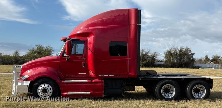image for item EA7802 2009 International LF627 semi truck