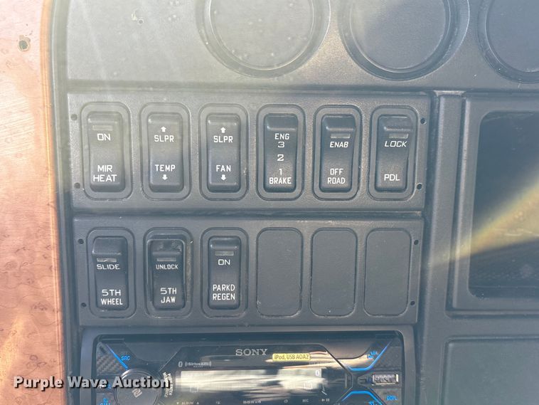 image for item EA7802 2009 International LF627 semi truck