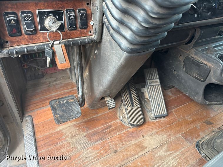 image for item EA7855 2005 Kenworth W900 semi truck