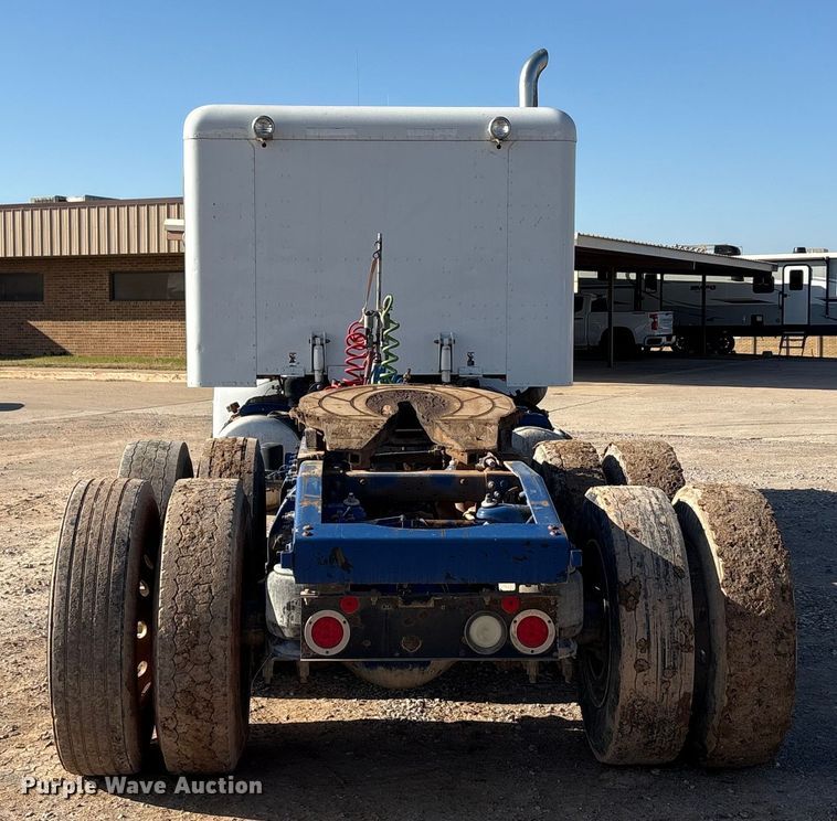 image for item EA7860 2011 Peterbilt 365 semi truck